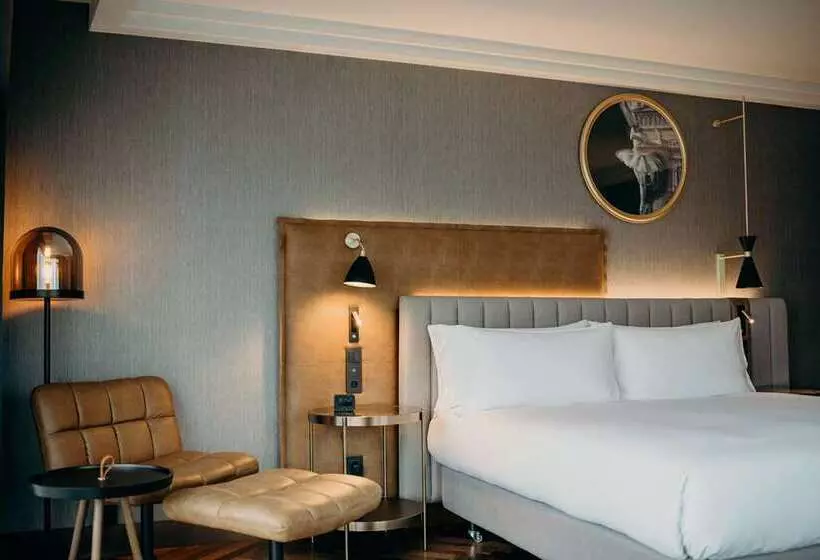 キングサイズベッドのスタンダードルーム, Hilton Vienna Plaza