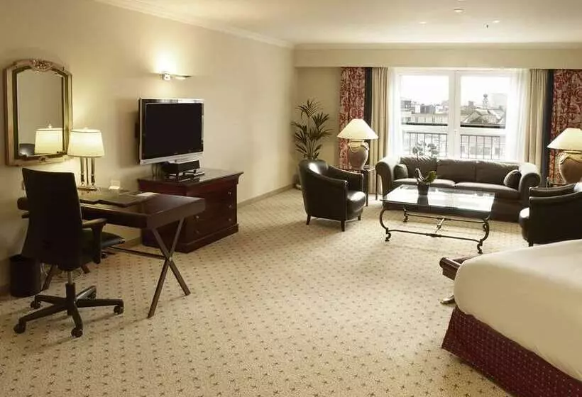キングサイズベッドのスタンダードルーム, Hilton Vienna Plaza