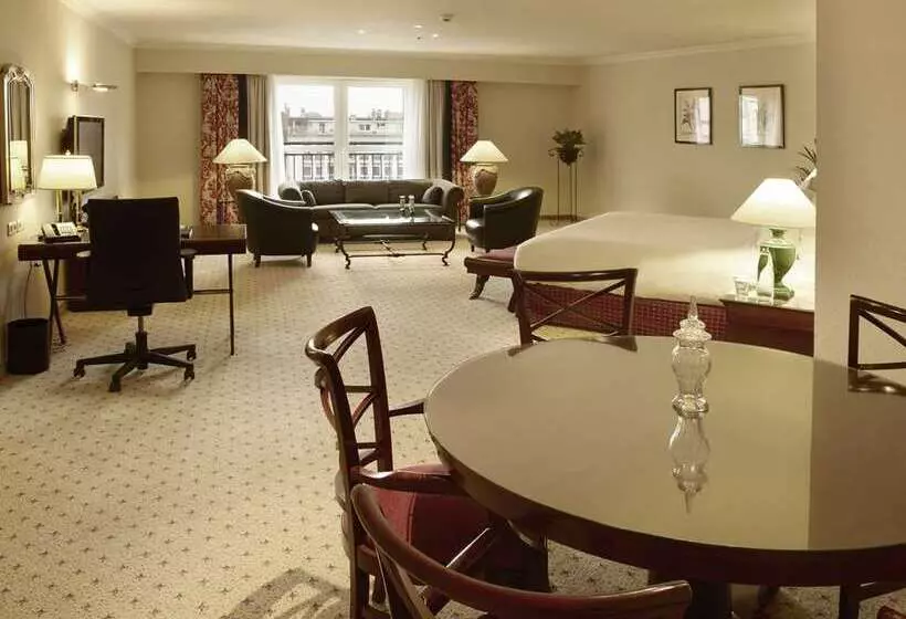 キングサイズベッドのスタンダードルーム, Hilton Vienna Plaza