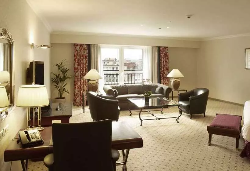 キングサイズベッドのスタンダードルーム, Hilton Vienna Plaza