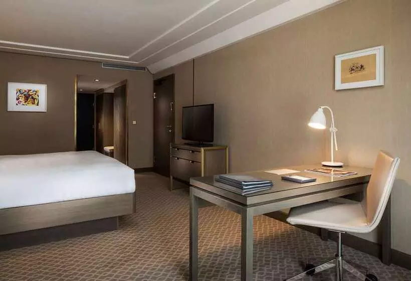 キングサイズベッドのスタンダードルーム, Hilton Vienna Plaza
