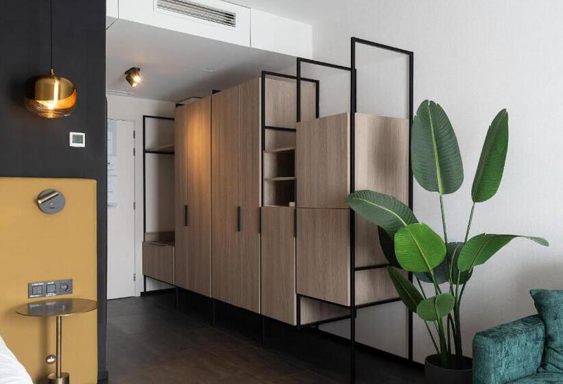 غرفة عائلية, Ariane