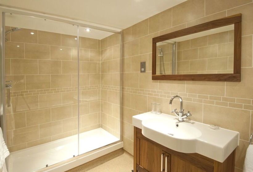 غرفة سوبيريور, The Roundabout