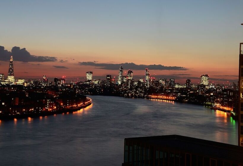 غرفة ديلوكس, Canary Riverside Plaza