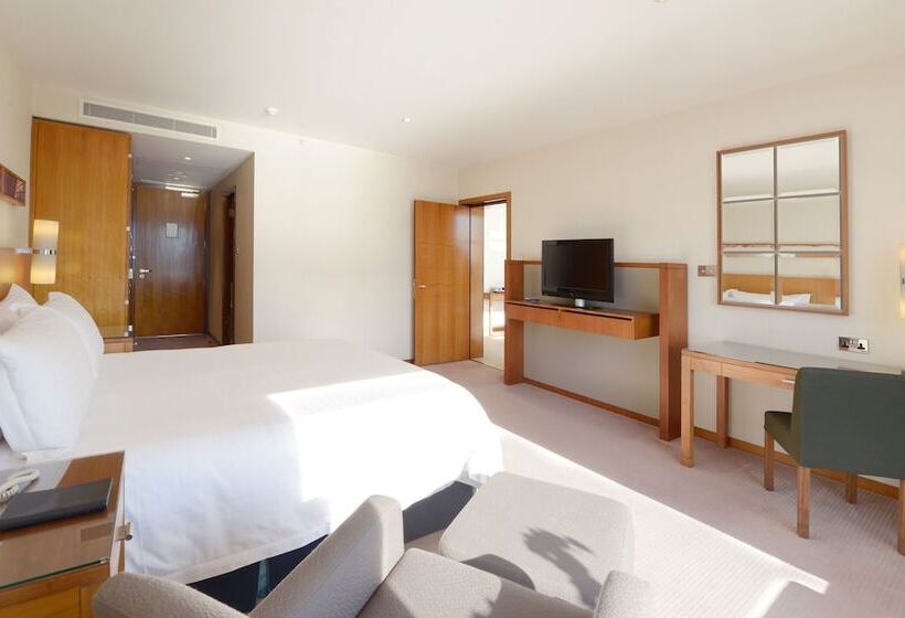 جناح إدارى, Canary Riverside Plaza