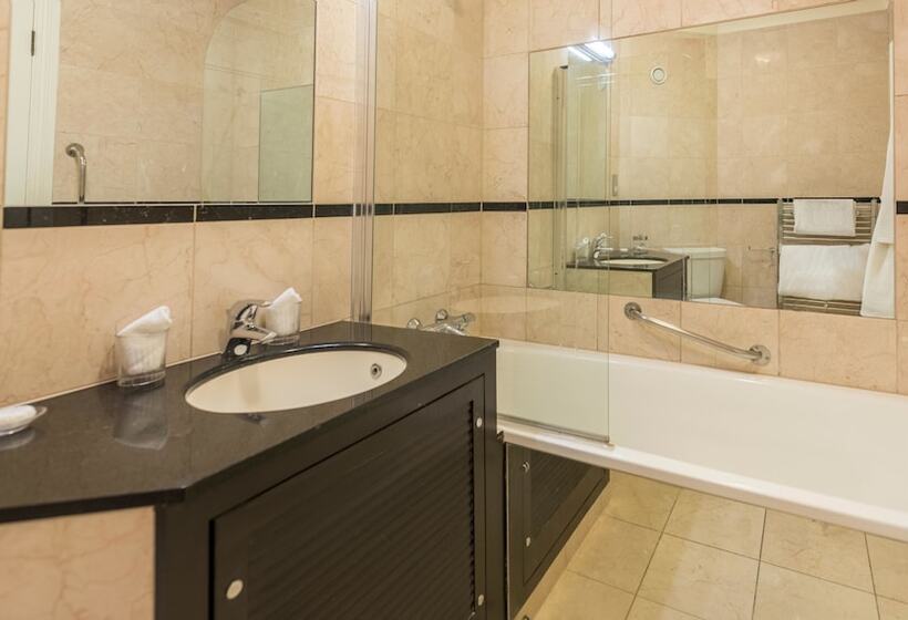 Номер Basic, Careys Manor Hotel & Senspa