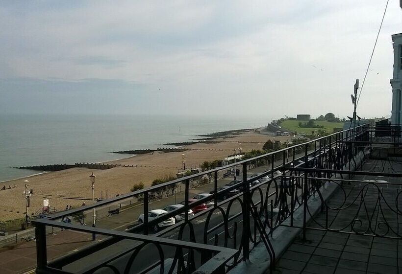 غرفة قياسية مطلّة علي البحر, Cavendish