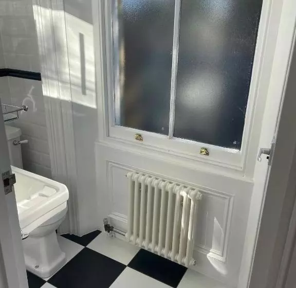 Standard Yhden Hengen Huone, Canterbury Hotel Cottages And Apartment S