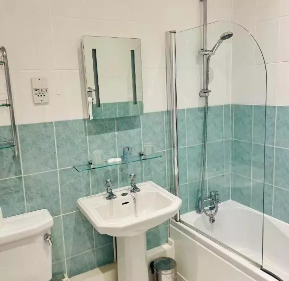 Deluxe Neljän Hengen Huone, Canterbury Hotel Cottages And Apartment S
