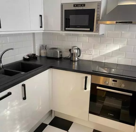 Talo 2 Makuuhuonetta, Canterbury Hotel Cottages And Apartment S