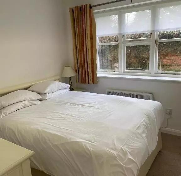 Talo 2 Makuuhuonetta, Canterbury Hotel Cottages And Apartment S