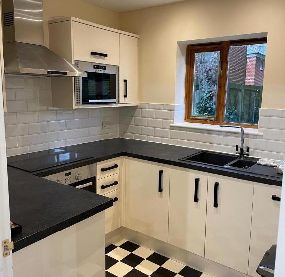 Дом 2 Спальни, Canterbury Hotel Cottages And Apartment S