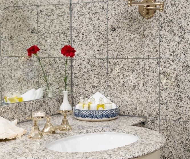 חדר דלוקס, Egerton House