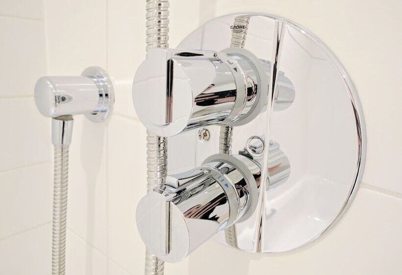 غرفة عائلية, Gainsborough House