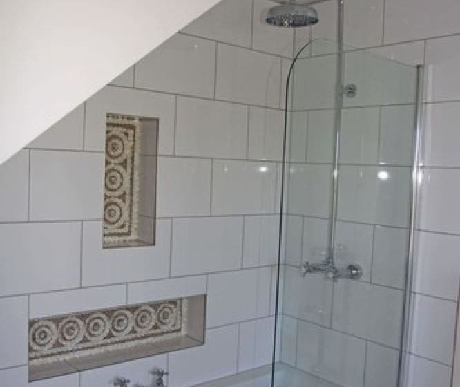 이코노미 룸, The Eagle House