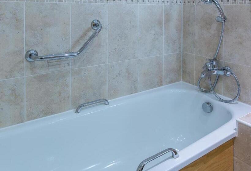 标准间, Hellidon Lakes