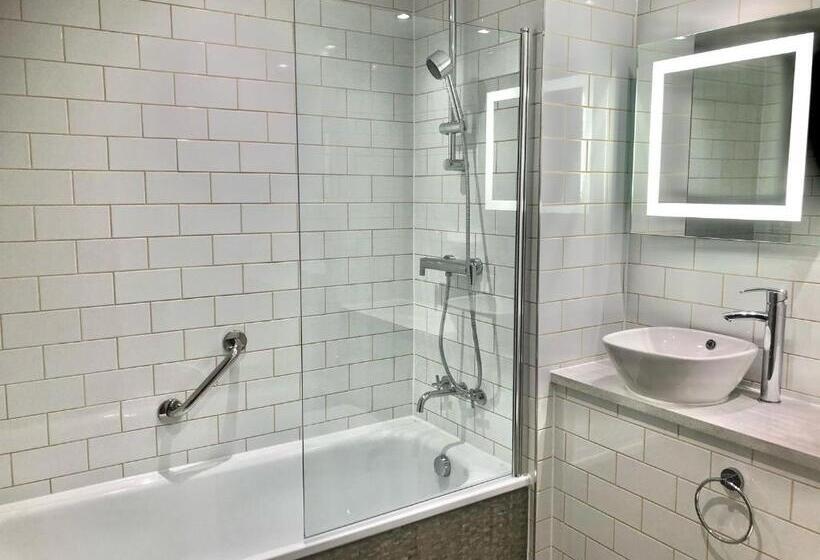 标准间, Hellidon Lakes