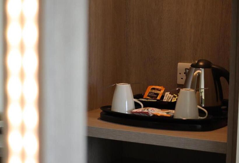 标准间, Hellidon Lakes