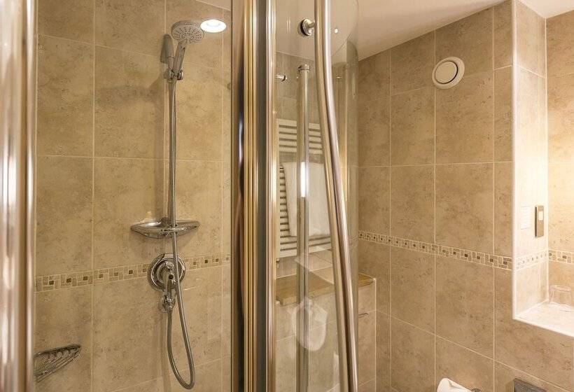 高级大房间, Hellidon Lakes