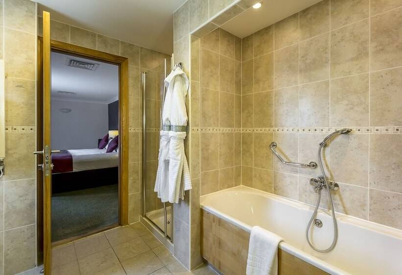 高级大房间, Hellidon Lakes