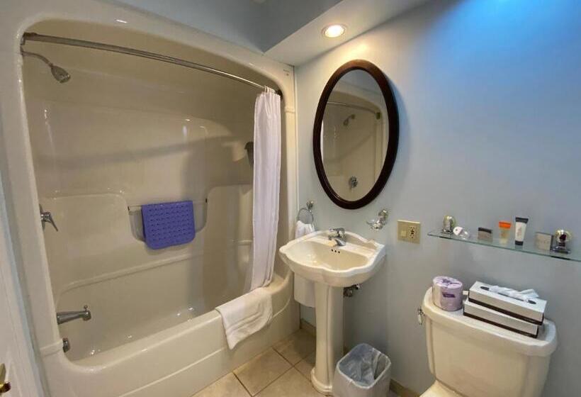 جناح, Auberge Gisele's Inn