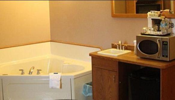 غرفة قياسية مزوَّدة بجاكوزي, Canway Inn & Suites