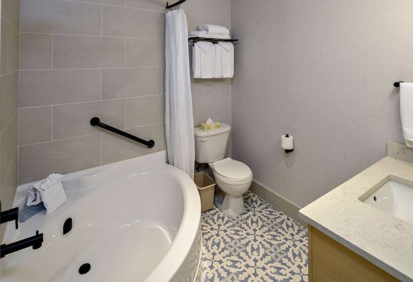 اتاق استاندارد با تخت دوبل و چشم‌انداز, Balcomo, A Ramada By Wyndham