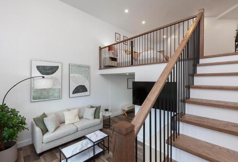 جناح سرير كينج, Strata