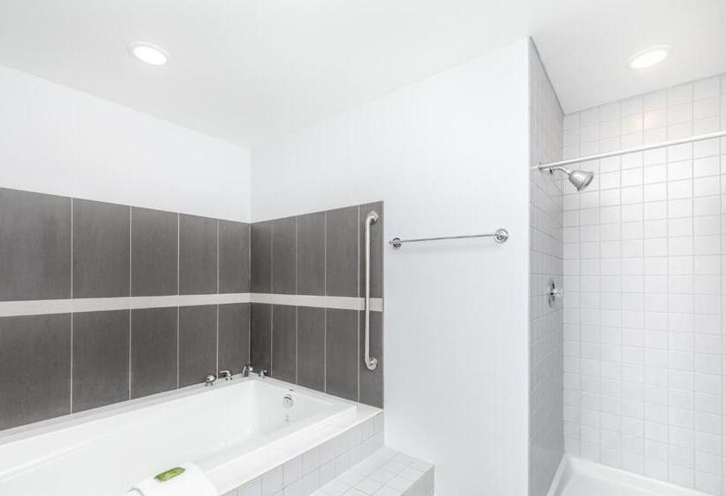 מיטת קינג בסוויטה, Westridge Motor Inn