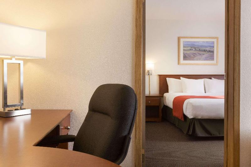 キングサイズベッドのスイートルーム, Super 8 By Wyndham Drayton Valley