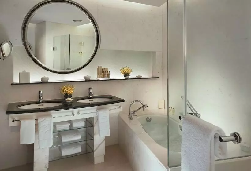 سوئیت پریمیوم, Pudong Shangrila, Shanghai