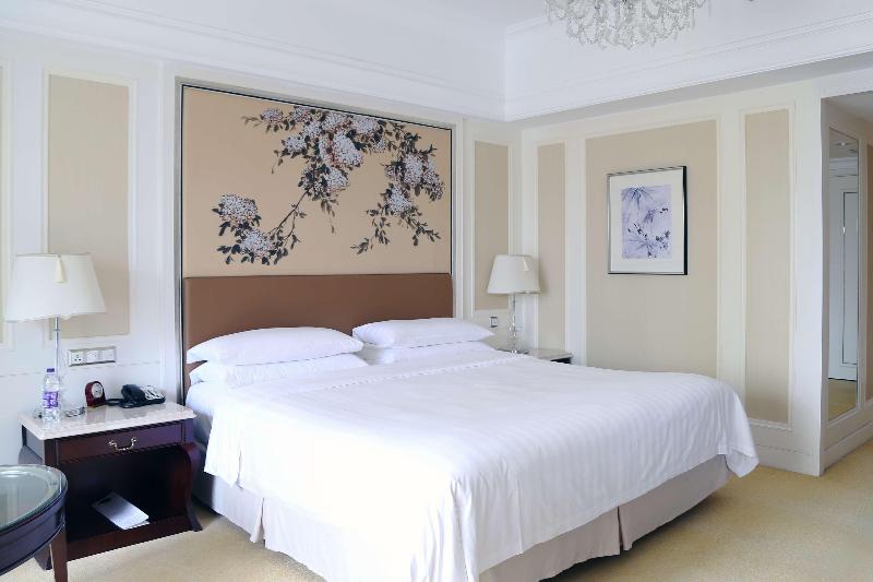Club Room King Bed, Pudong Shangrila, Shanghai