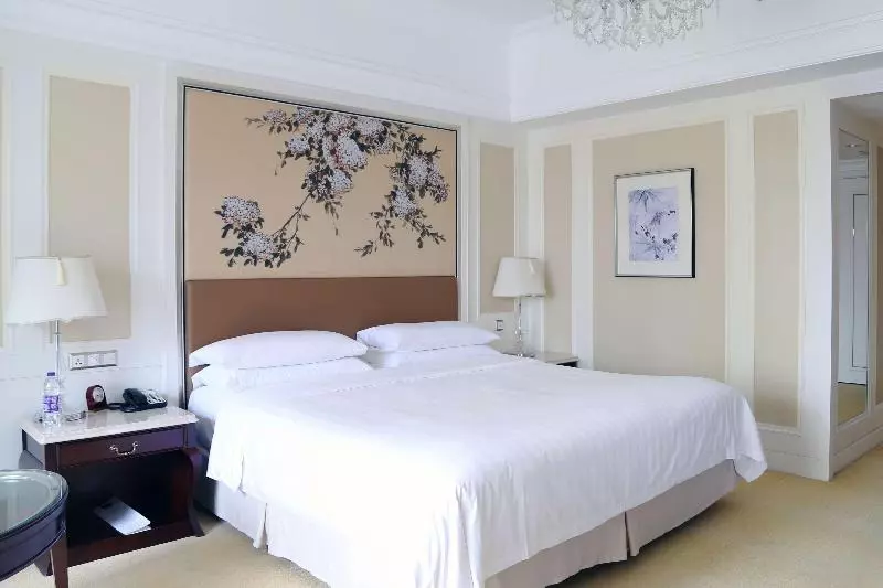 Club Room King Bed, Pudong Shangrila, Shanghai