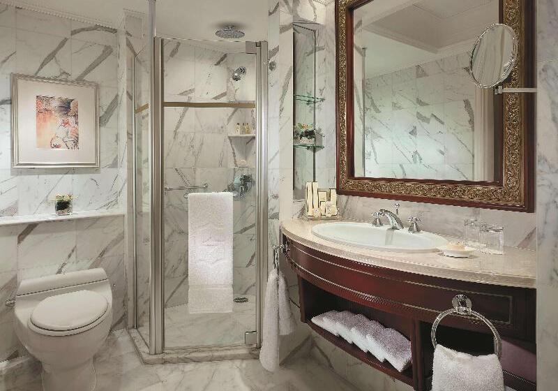 Club Room King Bed, Pudong Shangrila, Shanghai