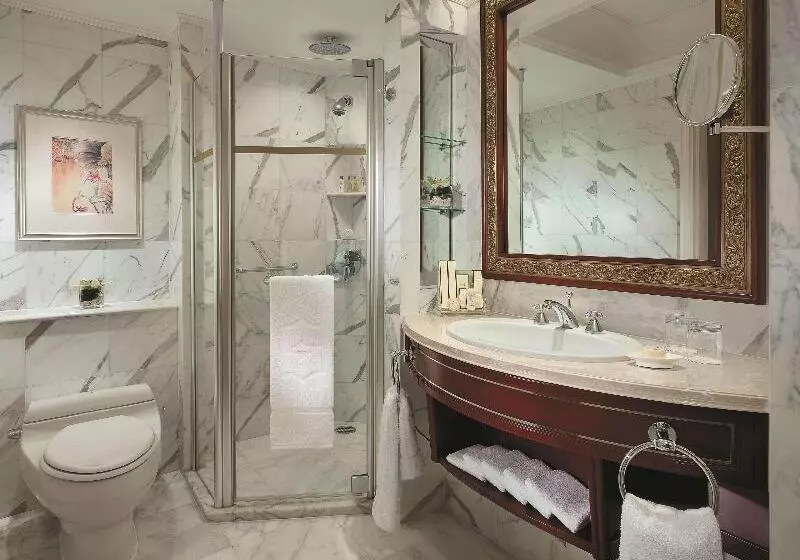 Club Room King Bed, Pudong Shangrila, Shanghai