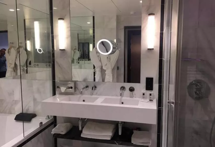 سوییت جونیور با بالکن, Cannes Centre Univers