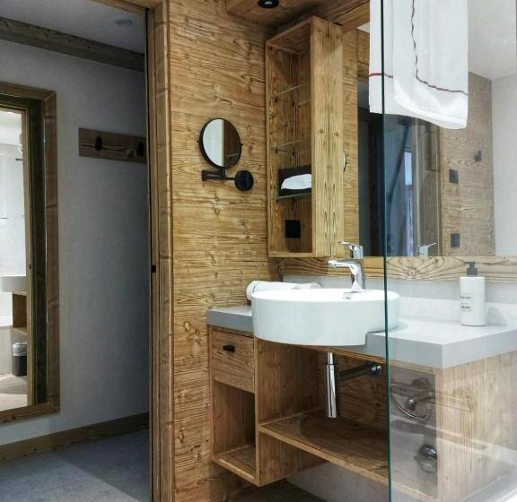 חדר משפחתי, Hôtel Les Sherpas