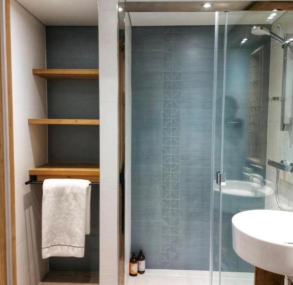 חדר משפחתי, Hôtel Les Sherpas