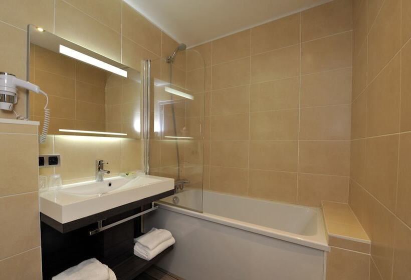 חדר משפחתי, Logis Hôtel De Bourgogne   Mâcon