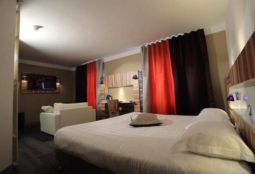 חדר סופריור לשלושה, The Originals Boutique, Grand Hôtel Saintpierre, Aurillac