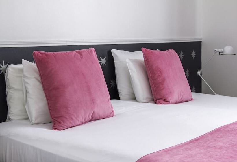 غرفة قياسية ثلاثية, Caumartin Opera  Astotel