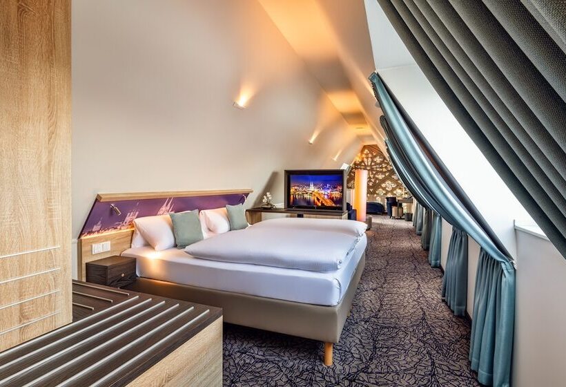 جناح جونيور, Cityclass Hotel Alter Markt