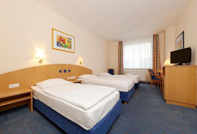 חדר סטנדרט לשלושה, Plaza Hannover