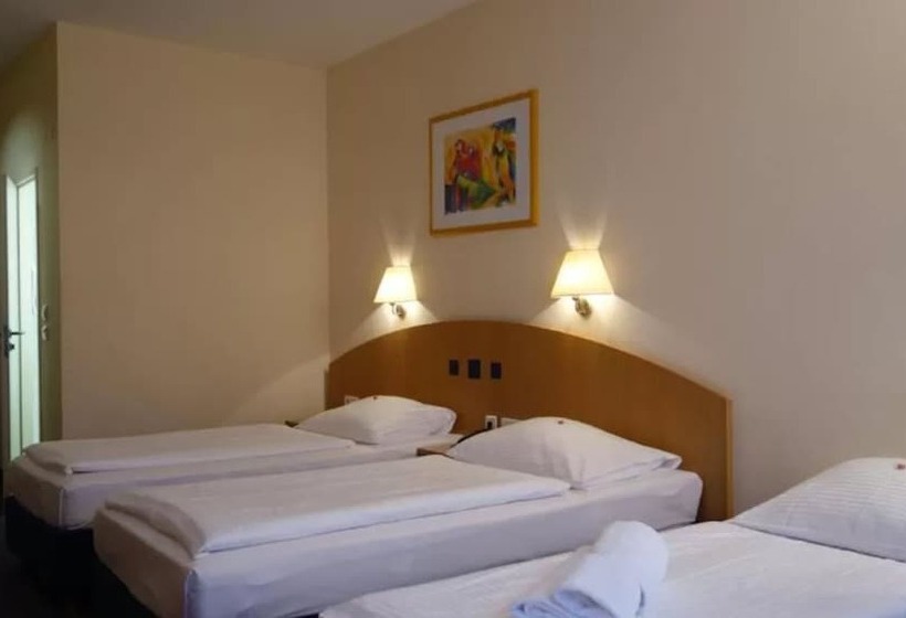 חדר סטנדרט לשלושה, Plaza Hannover