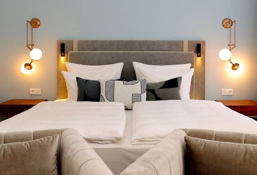 جناح جونيور, Elephant Weimar, Autograph Collection