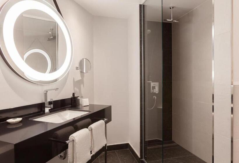 جناح جونيور, Elephant Weimar, Autograph Collection