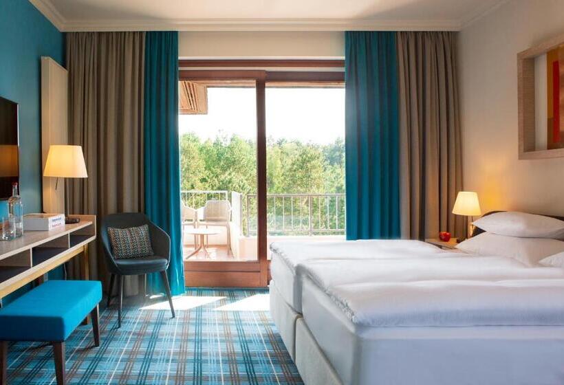 可看到停车场的标准间, Aalernhüs Hotel & Spa