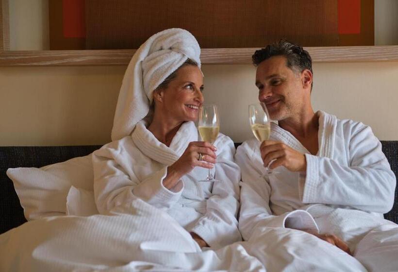 可看到停车场的标准间, Aalernhüs Hotel & Spa