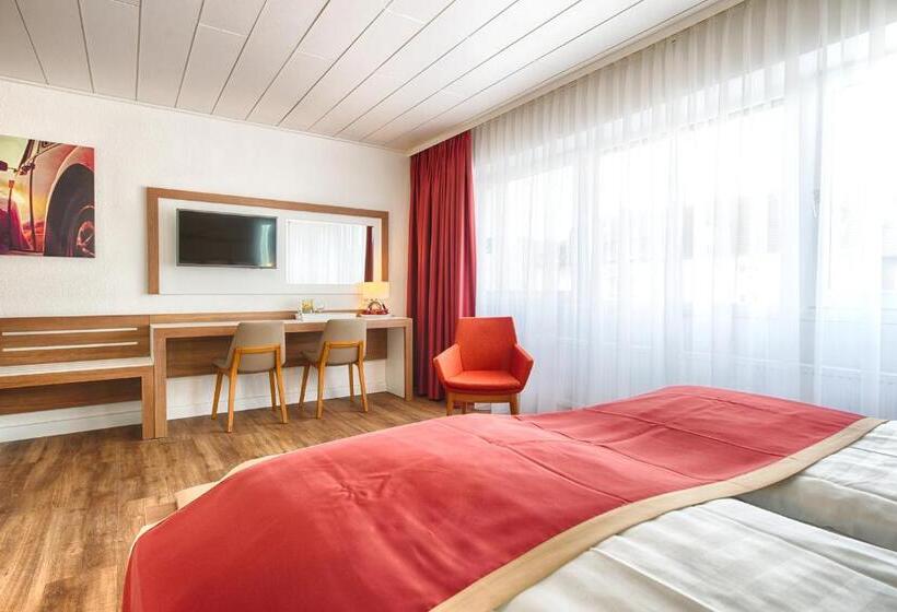 スタンダードトリプルルーム, Senator