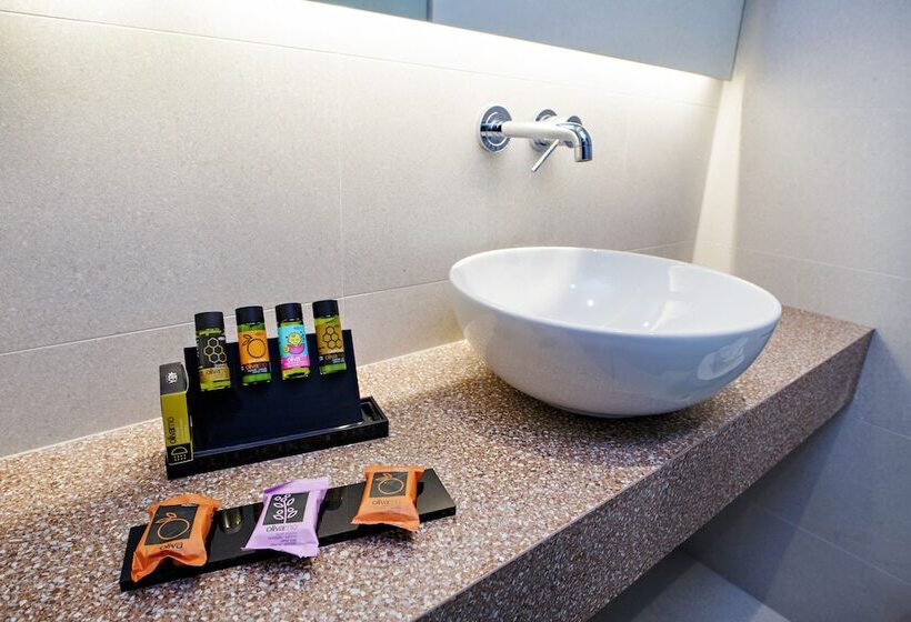 스탠다드 트리플 룸, Arkadi